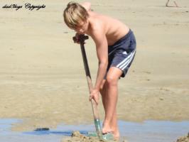 2016-142 2nd beach boy digging same day
