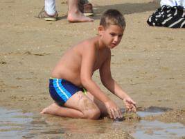 2017-252 Beach boy big boos sit in the water on the beach
