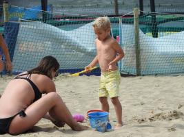 2017-259 Same blondie beach boy playing with his mom