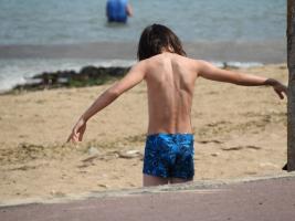2017-316 Beach boy dark long hairs part 1 on the beach cream on his body !