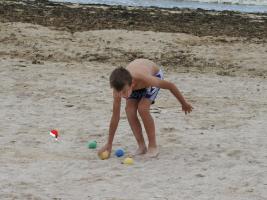 2017-187 Beach boy plyig balls