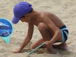 2017-239 Beach boy with purple cap and racket - Part 1 : on the beach