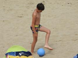 2017-247 The beach boy and his blue ballon
