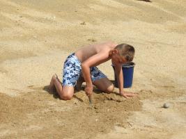 2017-350 Beach boy digging
