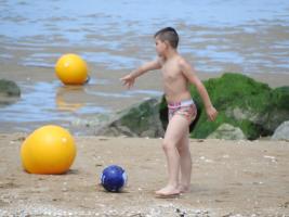 2019-003 Boy with his blue ballon on the beach (too chubby for me)