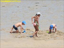 2017-98 Trio beach kid with showels