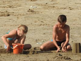 2017-277 Bro and sister building a sand castel on the beach