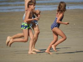 2020-068 Boy and girl running on the beach