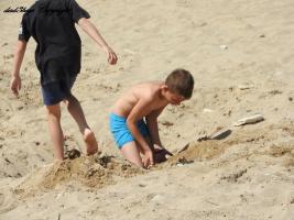 2016-093 Two beach boys were in a hole