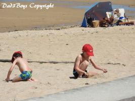 2017-45 Two beach boys (brothers ?) with the same red cap