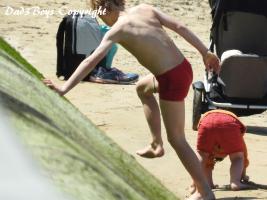 2017-59b Beach boy jumpig after the bath i the sea