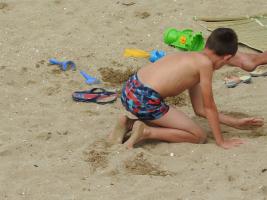 2017-245 Beach boy digging a hole in good position