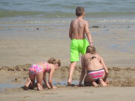 2017-340 Beach boy with 2 girls