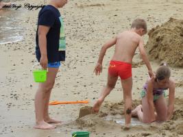 2016-096 Beach boy in red speedo with brother and sister