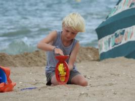 2017-255 Little blondie beach boy passing sand in his machine