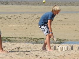 2017-358 Super blond beach boy playing limbo on the beach