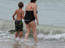 2017-185 Beach boy in the sea with mom