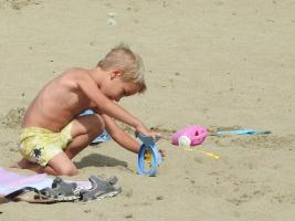2017-257 Another blondie beach boy passing sand in his engine