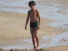 2017-343 OMG that beach boy has a very cute body !