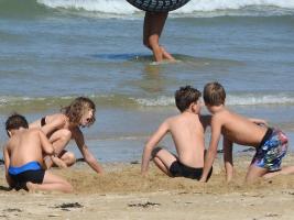2018-180 Boys and girls on the beach