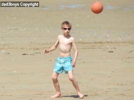 2016-072 Blue short footballeur boy on beach