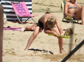 2016-121 Blond beach boy strong and so great body and his shovel