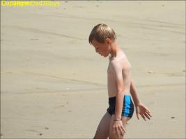 2017-97d Beach boy very short swimsuit OMG walking