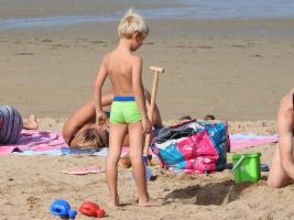 2017-367 One more perfect blond beach boy and his shovel