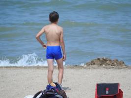 2018-082 Boy in blue swimsuit on the beach