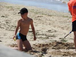 2018-098 Boys digging on the beach