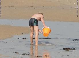 2011 - 78th album - The little beach boy and his 3 colored buckets