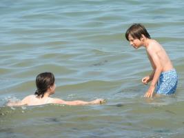 2017-320 Bro and sister (part 1) In the sea