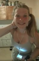 Lena 14 ans joue avec la cam