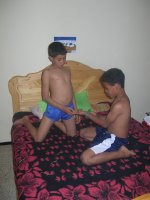 Fiuk játszanak az ágyban boys playing in bed baieti