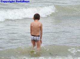 2017-130 Beach boy has difficulty to enter the cold sea