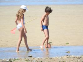2020-014 Siblings fishing on the beach