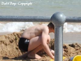 2017-52 Beach boy behind the bars