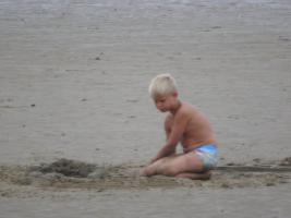 2018-158 Blond Boy on the beach on his knees and running