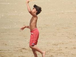 2017-71 Beach boy long red short playing racket