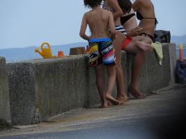 2020-063 Boy and girls along the wall near the beach