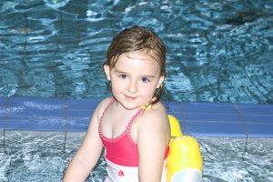 4yo toddler girl in swimming pool